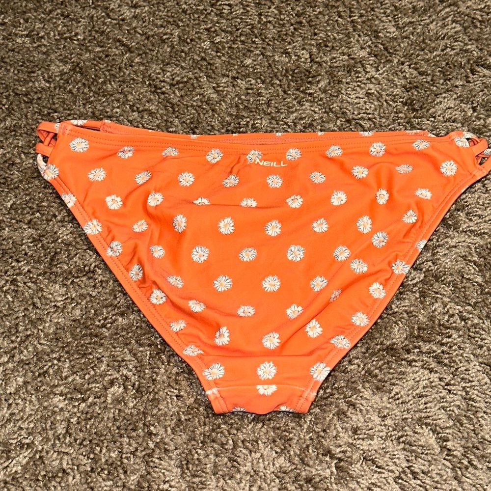 O’Neill Daisy Ruffle Bikini 🌊 - Picture 4 of 11